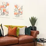 The Barn In The Courtyard, 3 - Bed, Sleeps 5, Pets Welcome Aparthotel *