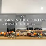 Apart-hotel The Barn In The Courtyard, 3 - Bed, Sleeps 5, Pets Welcome *